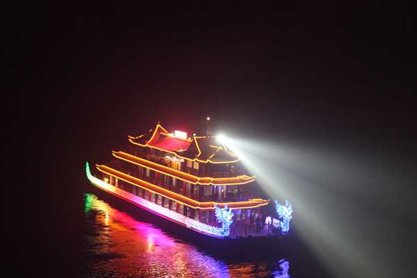 Take a cruise on the Qingjiang River and watch the beautiful scenery of the county seat